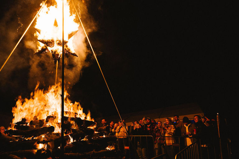 A crowd surrounds a bonfire at Beerfarm's Blazing Brews event