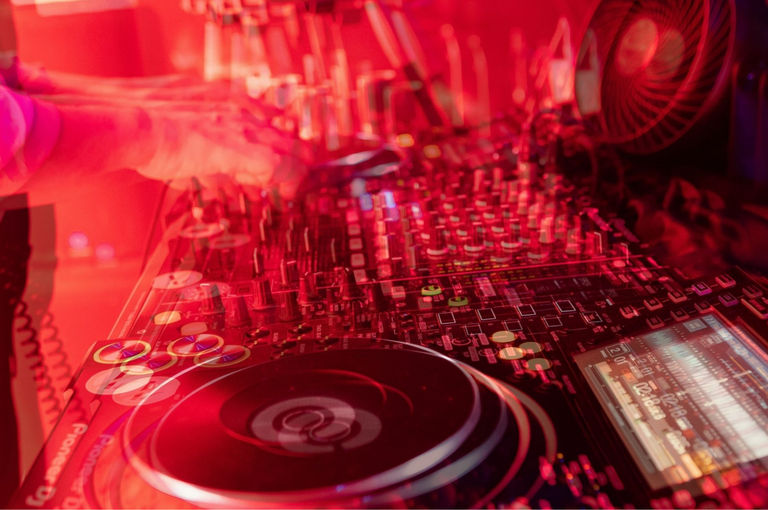 DJ ERIK | Settlers Tavern