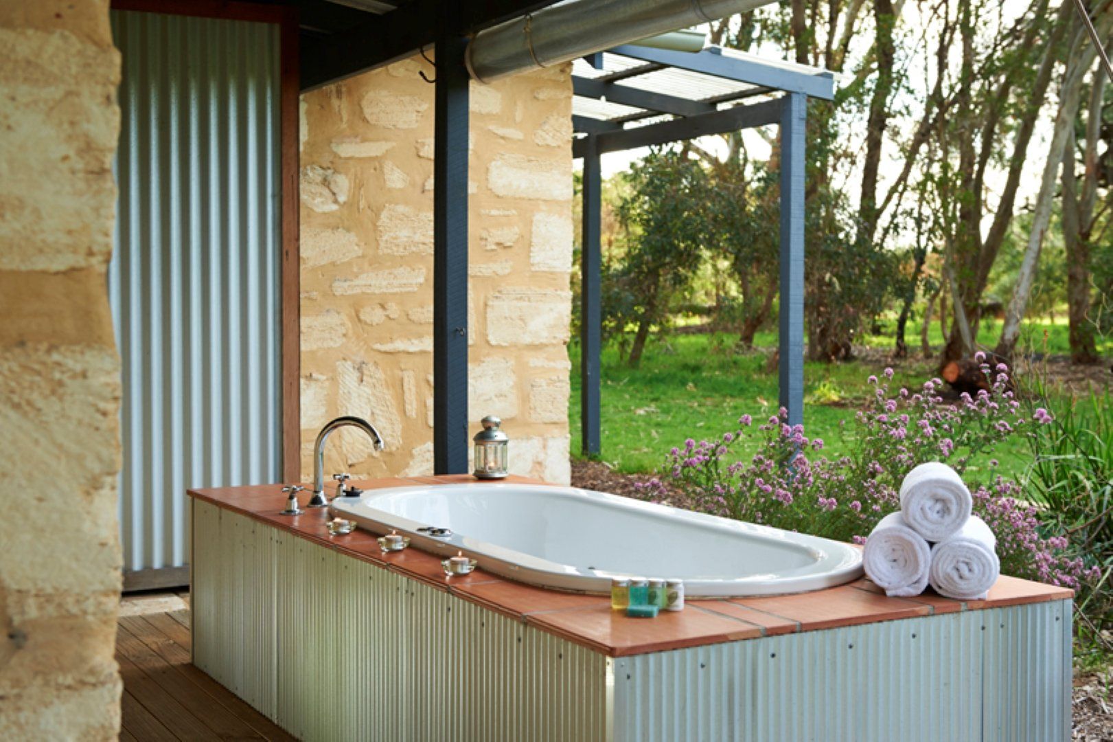 Burnside Organic Accommodation Outdoor Bath Tub