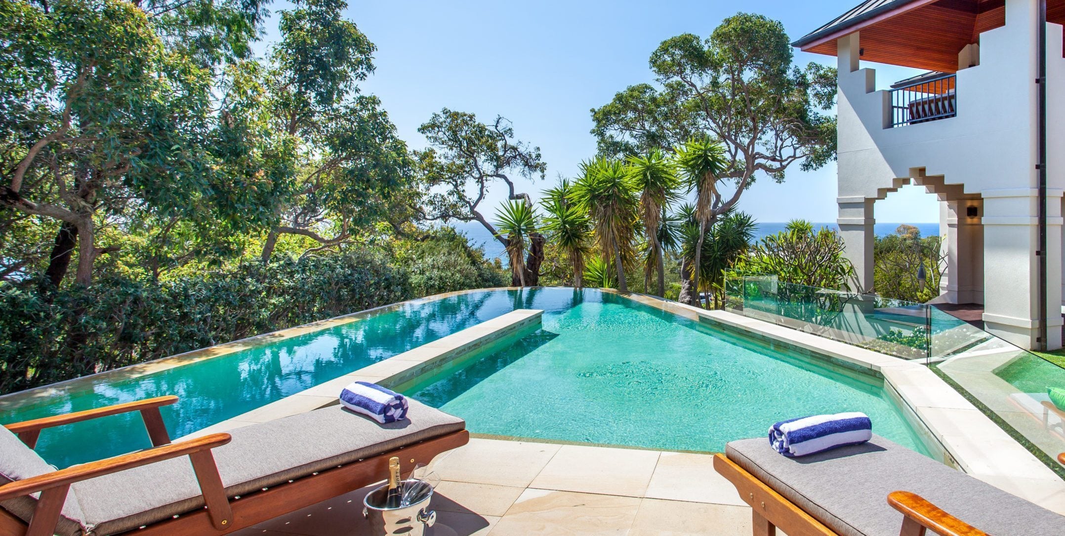 Accommodation with a swimming pool: Private Properties, Jagangir.